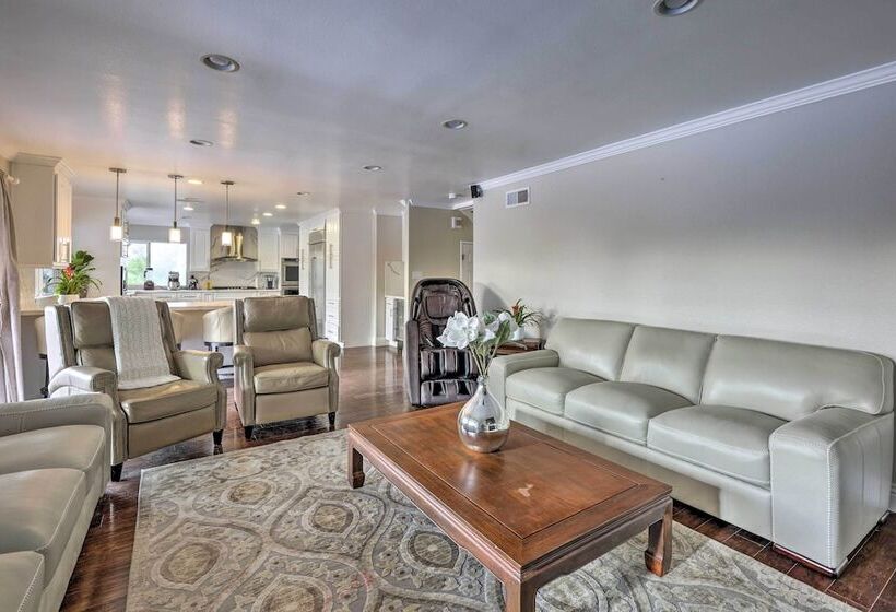 Chic Whittier Oasis: Private Pool, Hot Tub & Grill