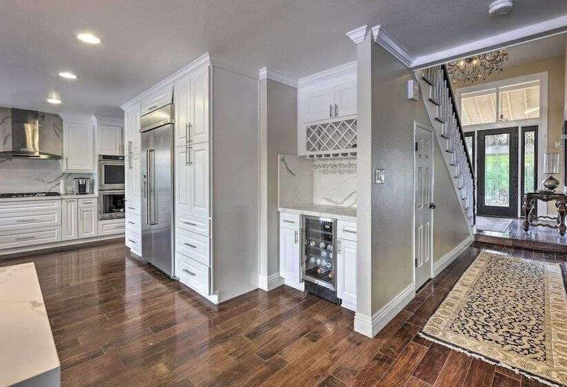 Chic Whittier Oasis: Private Pool, Hot Tub & Grill