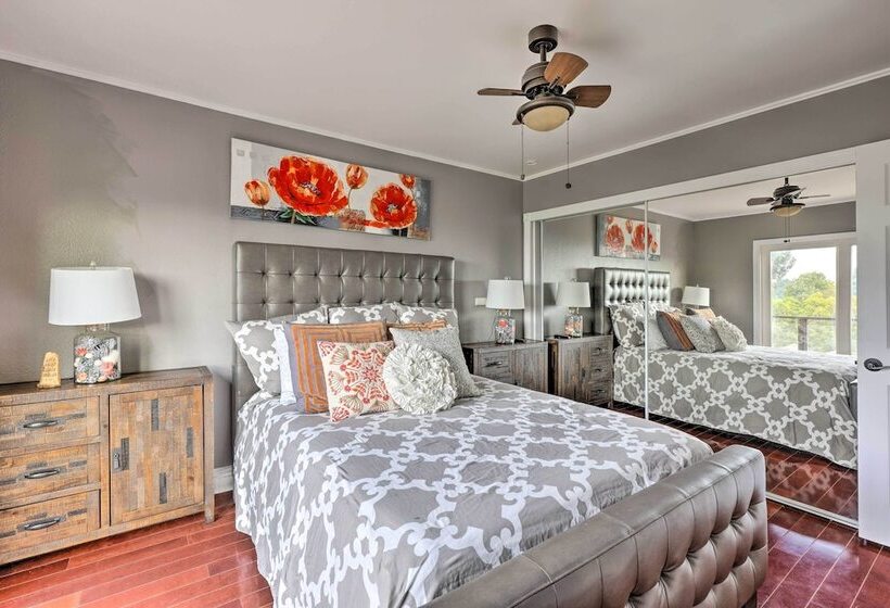 Chic Whittier Oasis: Private Pool, Hot Tub & Grill