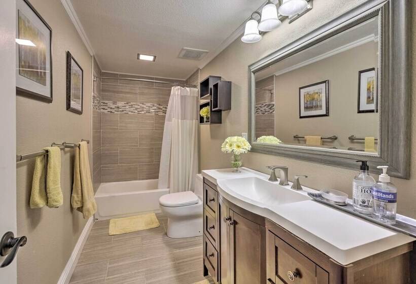 Chic Whittier Oasis: Private Pool, Hot Tub & Grill