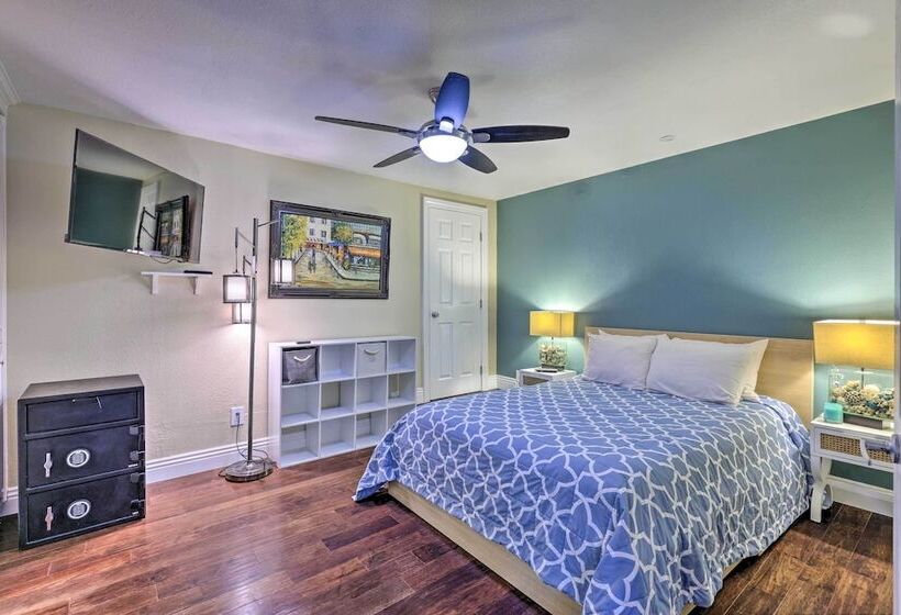 Chic Whittier Oasis: Private Pool, Hot Tub & Grill