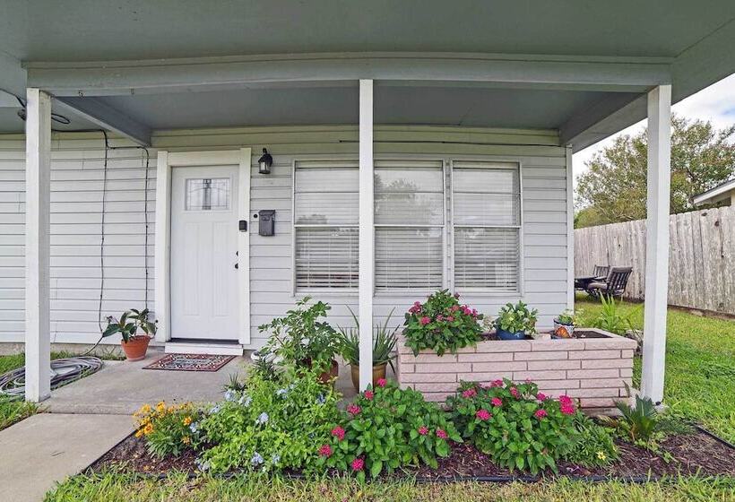 Coastal Escape W/ Yard, Walk 1 Mile To Texas A & M
