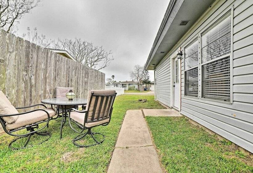 Coastal Escape W/ Yard, Walk 1 Mile To Texas A & M