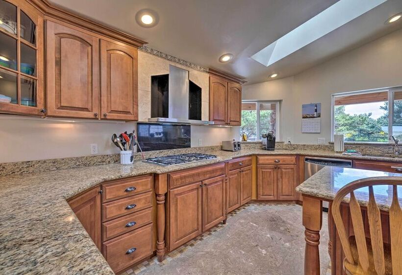 Coastal Oregon Retreat W/ Grill: 11 Mi To Astoria!