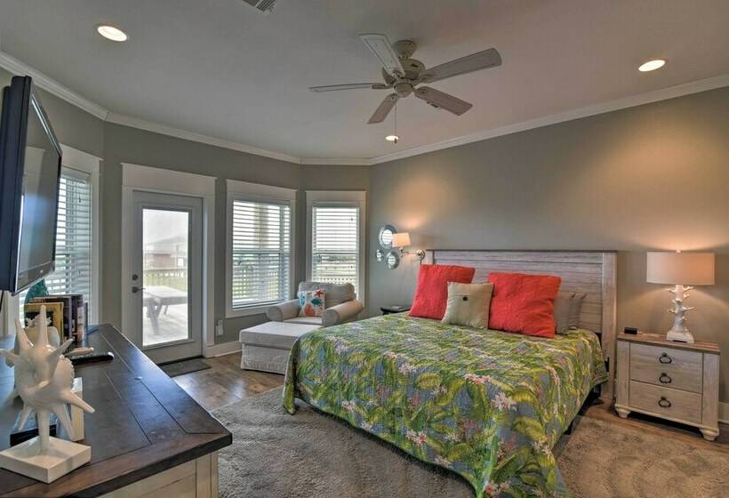 Walk To Beach: Coastal Home In Port Bolivar!