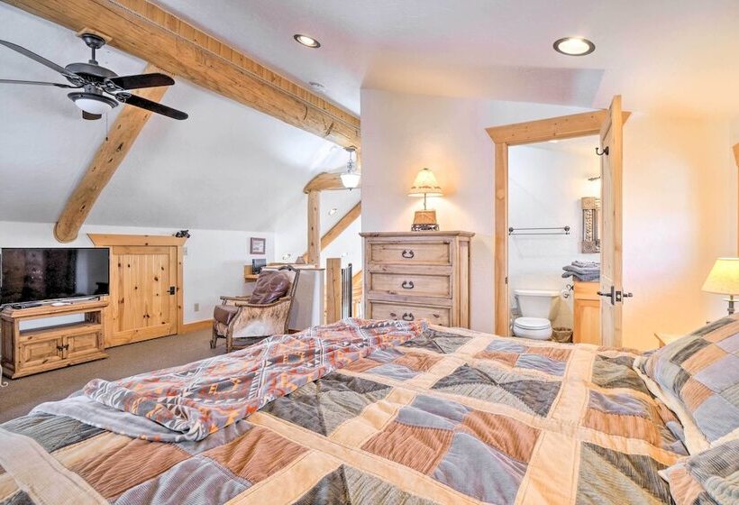 Mountain Views & Fire Pit: Granby Retreat!