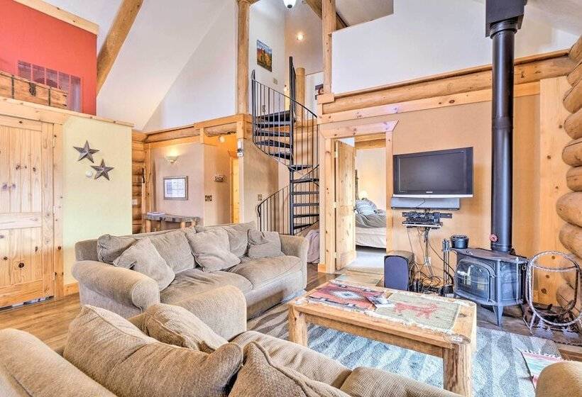 Mountain Views & Fire Pit: Granby Retreat!