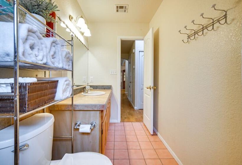 Convenient Las Cruces Home W/ Patio & Grill!