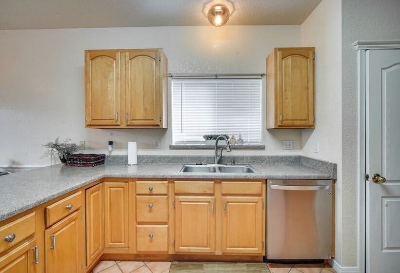 Convenient Las Cruces Home W/ Patio & Grill!
