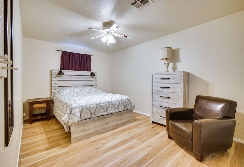 Convenient Las Cruces Home W/ Patio & Grill!