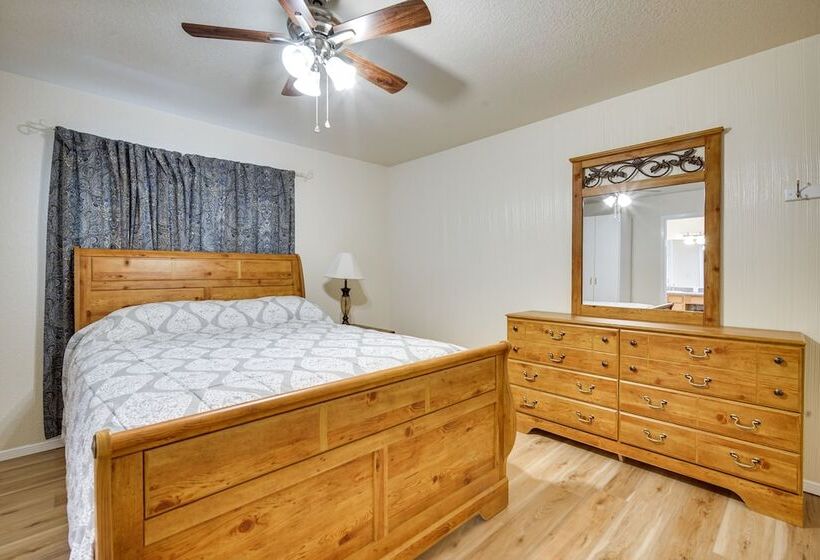 Convenient Las Cruces Home W/ Patio & Grill!