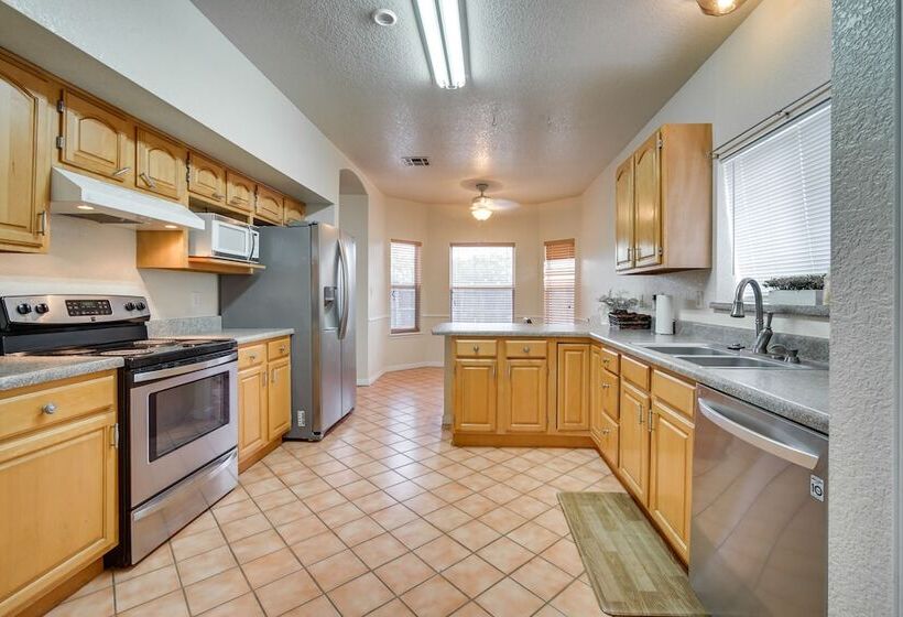 Convenient Las Cruces Home W/ Patio & Grill!
