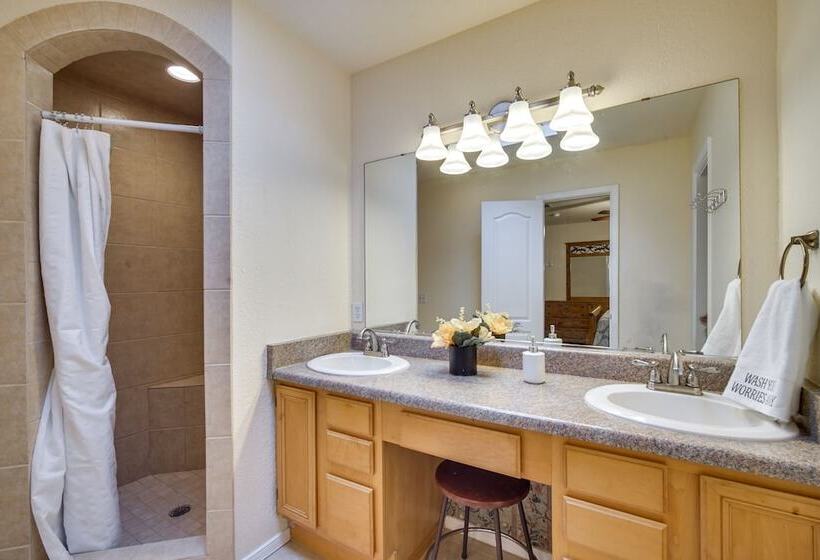 Convenient Las Cruces Home W/ Patio & Grill!
