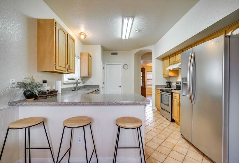 Convenient Las Cruces Home W/ Patio & Grill!