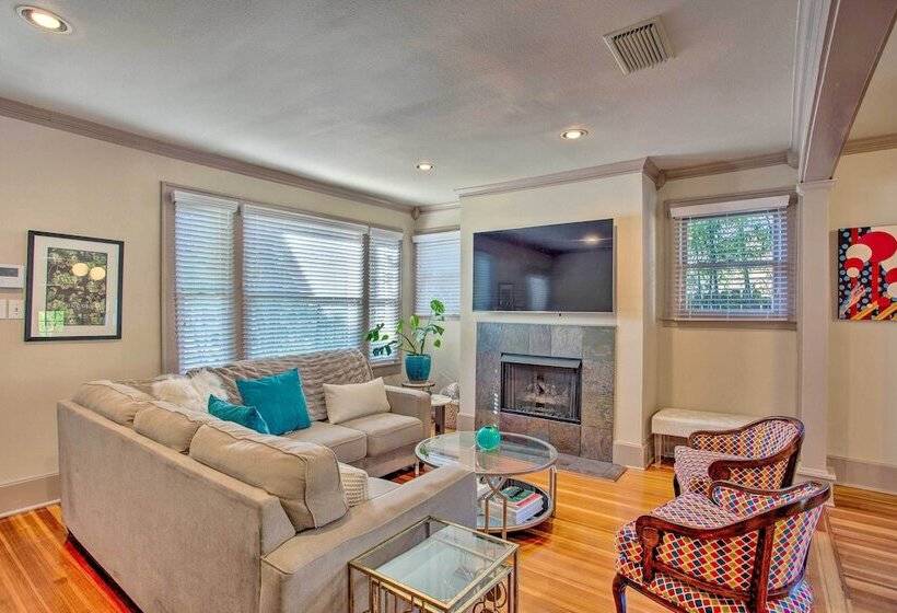 Dallas Couples Retreat: Walk To Lower Greenville!