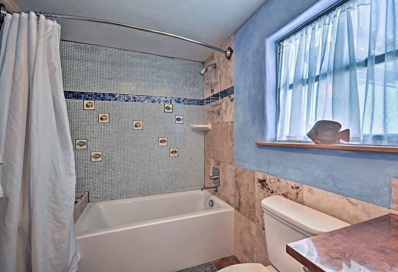 Cozy  Blue Adobe  W/ Steam Room 2 Mi. From Taos!
