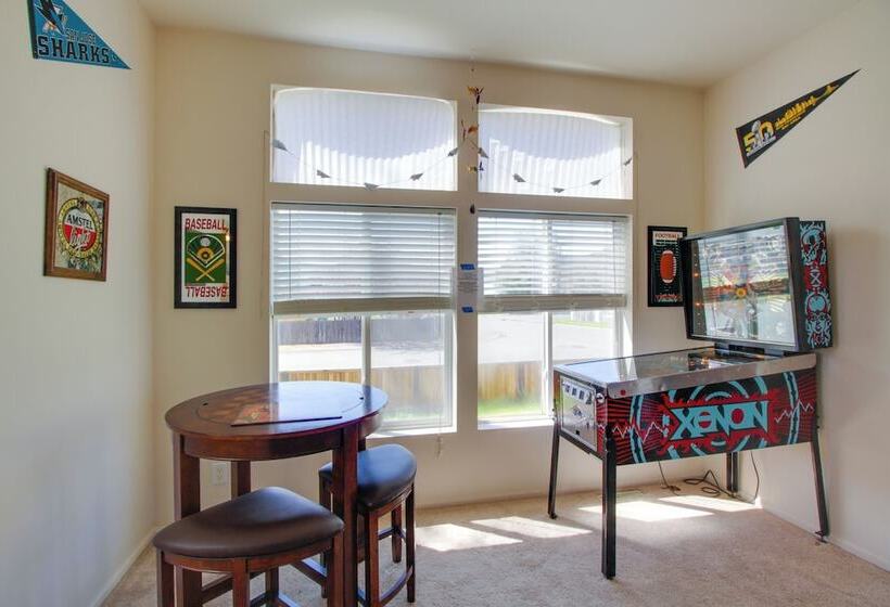 Clearlake Oaks Home W/ Game Room, Dock & Deck