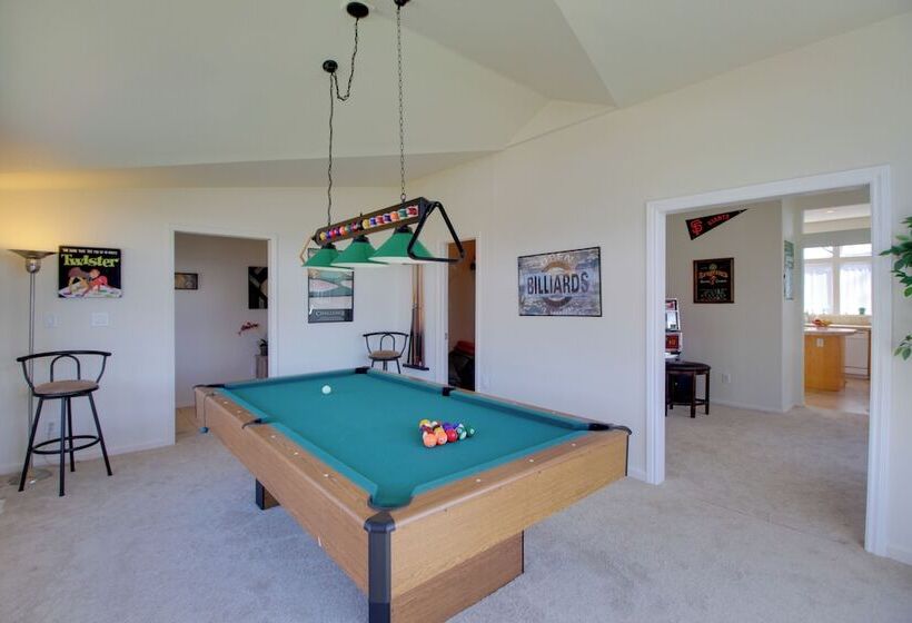 Clearlake Oaks Home W/ Game Room, Dock & Deck
