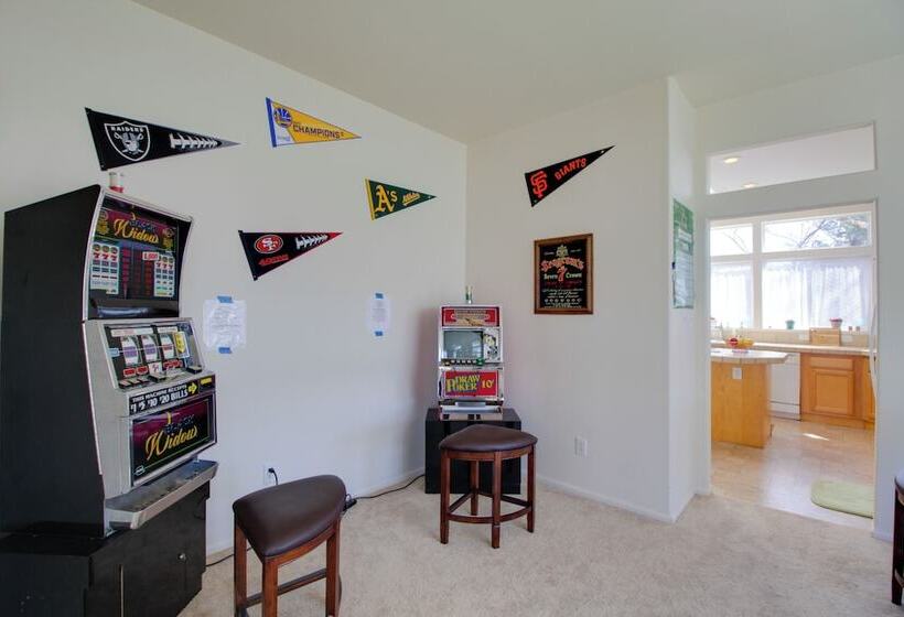 Clearlake Oaks Home W/ Game Room, Dock & Deck