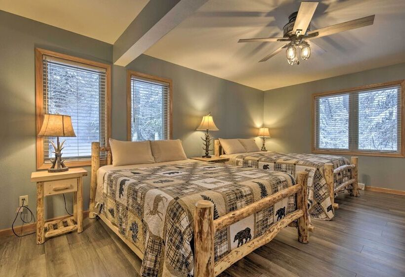 Cozy Eagle River Home W/ Paddleboard & 2 Kayaks!