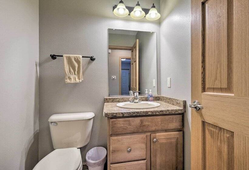 Cozy Eagle River Home W/ Paddleboard & 2 Kayaks!