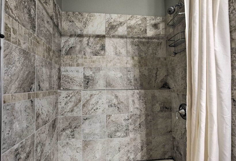 Cozy Eagle River Home W/ Paddleboard & 2 Kayaks!