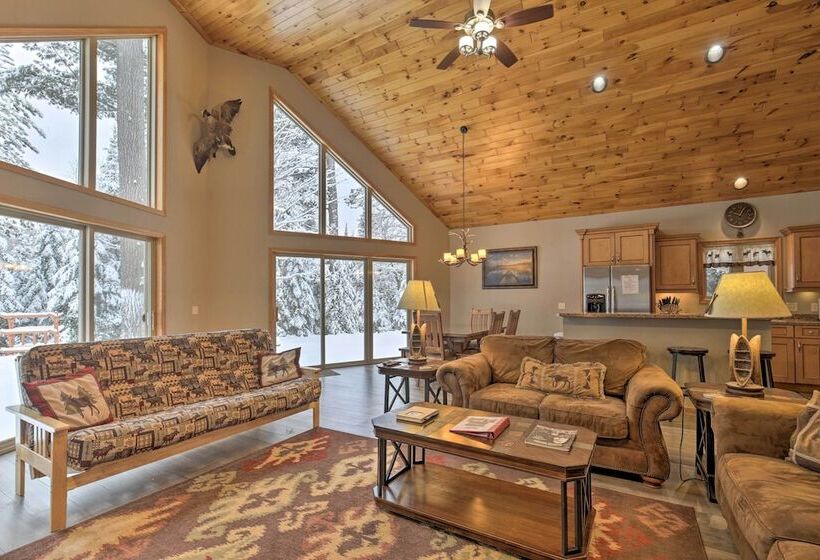 Cozy Eagle River Home W/ Paddleboard & 2 Kayaks!