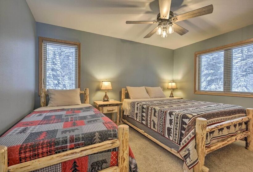 Cozy Eagle River Home W/ Paddleboard & 2 Kayaks!