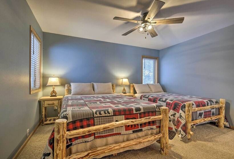 Cozy Eagle River Home W/ Paddleboard & 2 Kayaks!