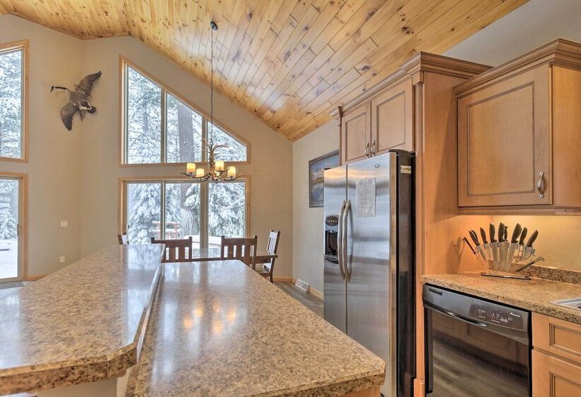 Cozy Eagle River Home W/ Paddleboard & 2 Kayaks!