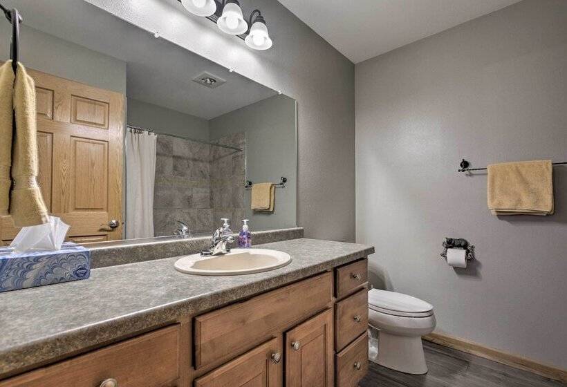 Cozy Eagle River Home W/ Paddleboard & 2 Kayaks!