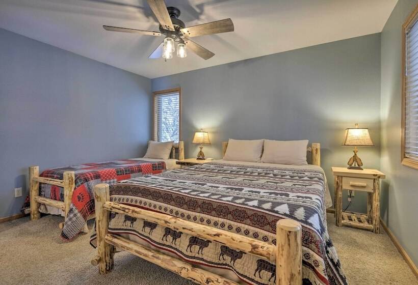 Cozy Eagle River Home W/ Paddleboard & 2 Kayaks!