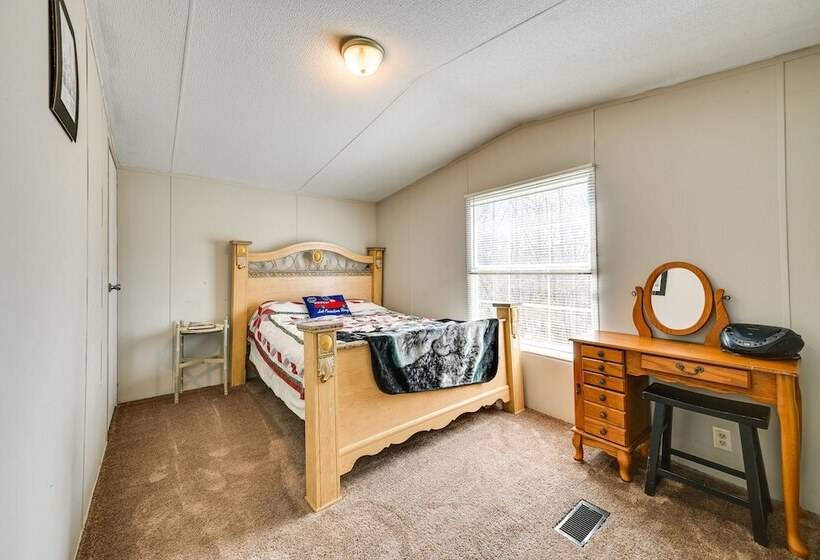 Cozy Kentucky Retreat W/ Deck, Grill & Fire Pit!