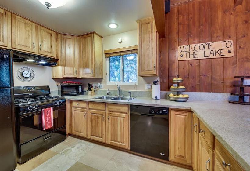 Cozy Lake Arrowhead Cabin W/ Hot Tub & Deck!