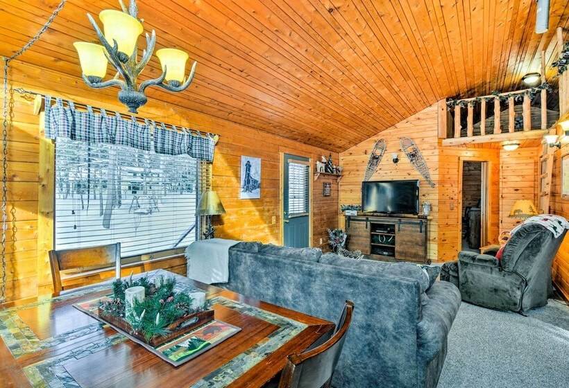 Cozy Manistique Cabin W/ Deck, Grill & Fire Pit!