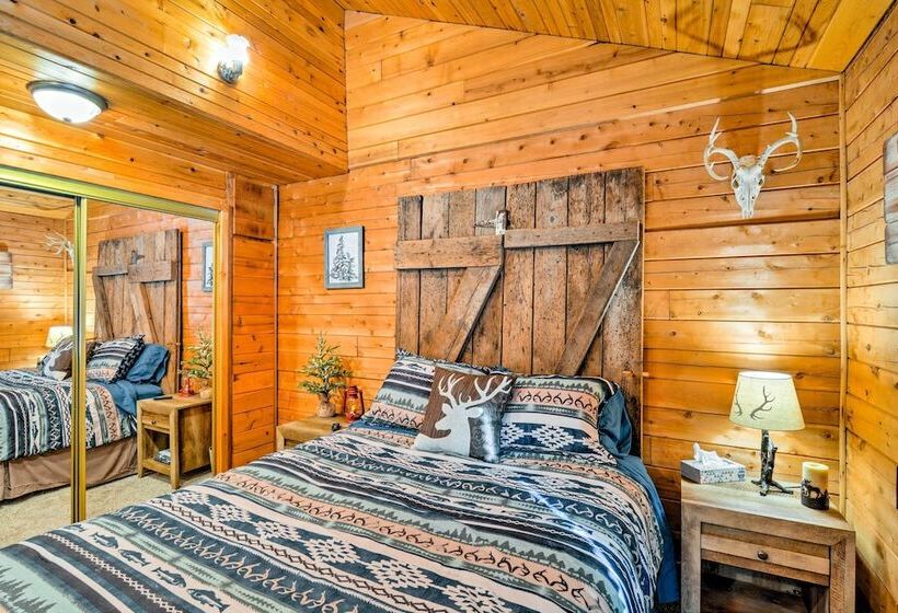 Cozy Manistique Cabin W/ Deck, Grill & Fire Pit!