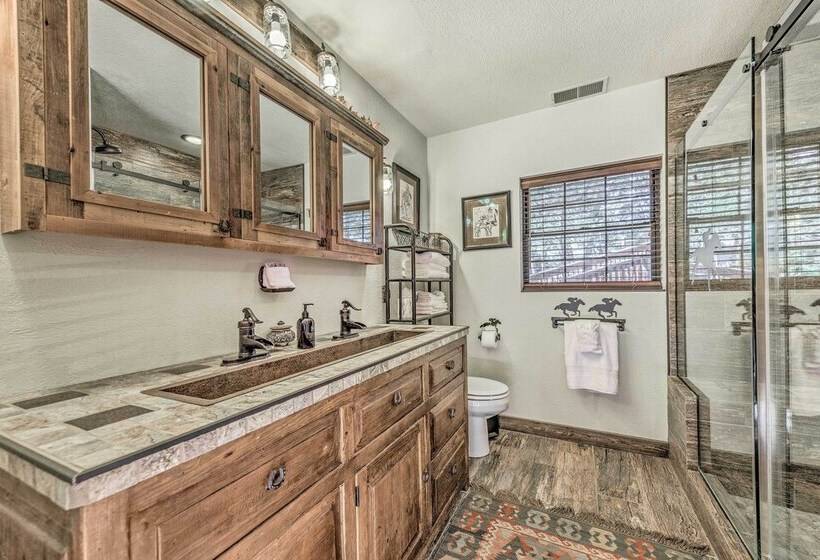 Cozy & Modern Ruidoso Cabin W/ Stellar Views!