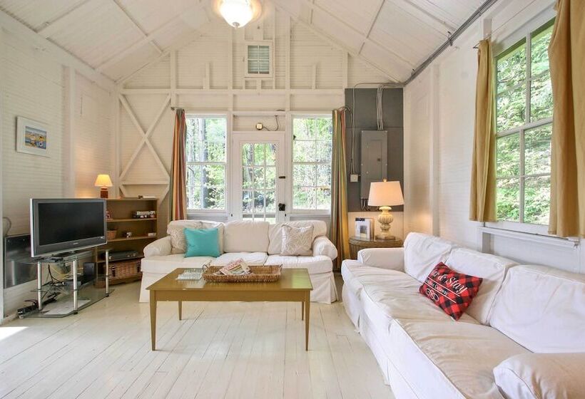 Cozy Stockbridge Cabin   Walk To Beach & Lake!