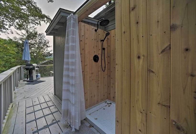 Cozy Stockbridge Cabin   Walk To Beach & Lake!