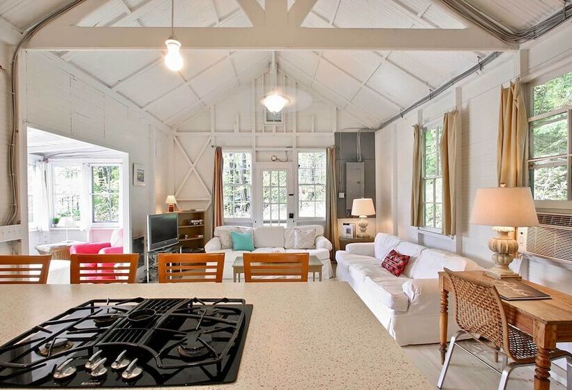 Cozy Stockbridge Cabin   Walk To Beach & Lake!