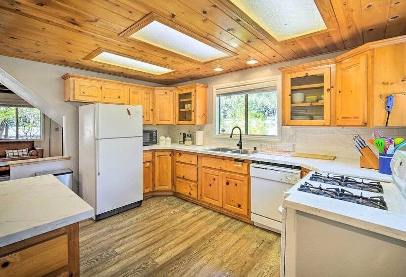 3 Mi To Lake: Sugarloaf Cabin W/ Deck & Yard