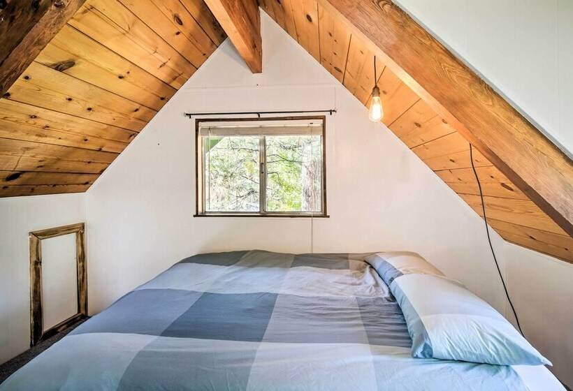 3 Mi To Lake: Sugarloaf Cabin W/ Deck & Yard