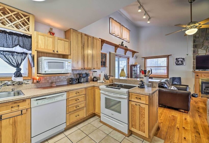 Cozy Tobyhanna Home W/ Community Amenities!