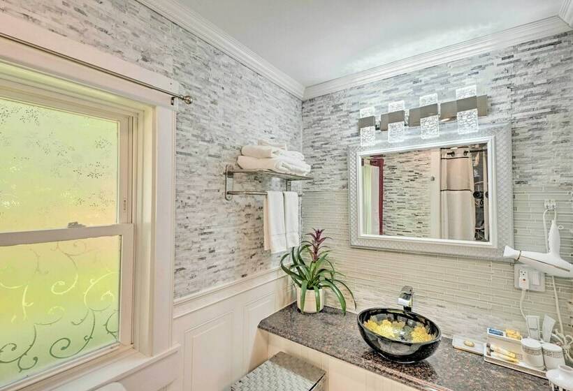 Cute Ellsworth Home W/ Deck, 16 Mi To Acadia!