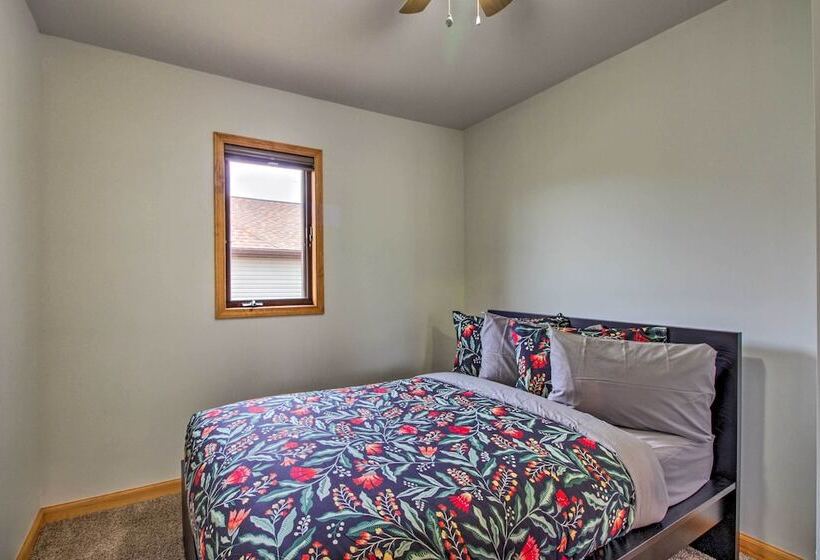 Dog Friendly Crosby Home W/ Bike Storage!