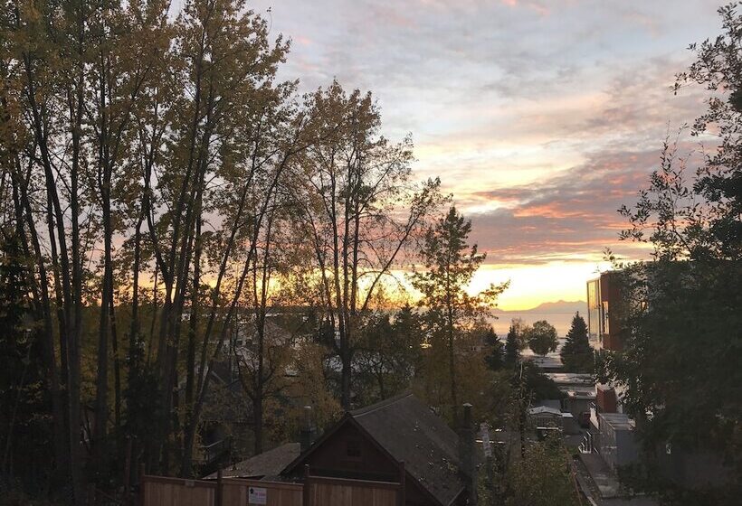 Downtown Anchorage Home, 1 Block To Coastal Trail!