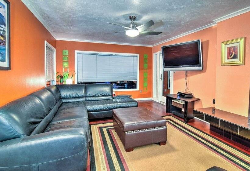 Downtown Anchorage Home, 1 Block To Coastal Trail!