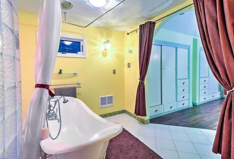 Downtown Anchorage Home, 1 Block To Coastal Trail!