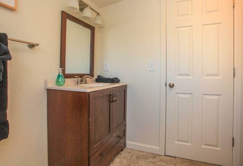 Downtown Home W/ Grill: 5 Mi To Garden Of The Gods