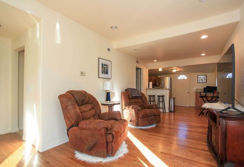 Downtown Home W/ Grill: 5 Mi To Garden Of The Gods